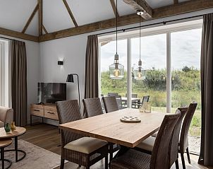 Gezellige binnenruimte van Villa 6A in Someren, De Peel. Vakantiehuis met ruime eetkamer en uitzicht op de natuur van Noord Brabant.