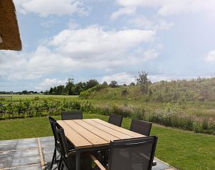 Sfeervolle slaapkamer in Villa 6A, een vakantiehuis in Someren, De Peel, Noord Brabant met moderne inrichting en houten accenten.