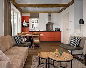 Stijlvolle woonkamer en keuken in Villa 4, een vakantiehuis in Someren, De Peel, Noord Brabant, met moderne inrichting en houten details.