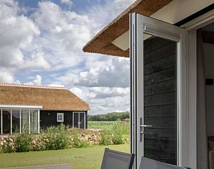 Ontspan op het terras van Villa 4, een charmant vakantiehuis in Someren, De Peel, Noord Brabant, met uitzicht op de groene natuur.