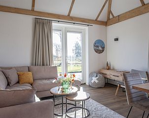Gezellige woonkamer van Villa 6+2, vakantiehuis in Someren, De Peel, Noord Brabant met uitzicht op de tuin.