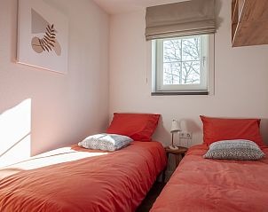 Comfortabele slaapkamer in Villa 6+2, vakantiehuis in Someren, De Peel, Noord Brabant met ensuite badkamer en moderne voorzieningen.