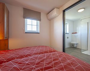 Moderne badkamer in Villa 6+2, een vakantiehuis in Someren, De Peel, Noord Brabant, met stijlvolle douche en wastafel.