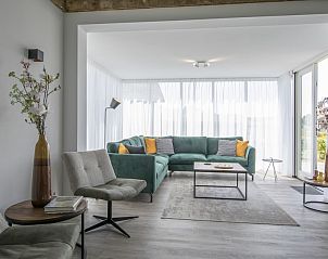 Gezellige woonkamer van Wellnessvilla 6B in Someren, De Peel, Noord Brabant, met modern interieur en veel natuurlijk licht.