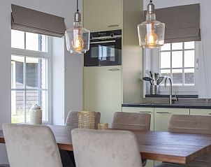 Stijlvolle keuken en eetruimte in Wellnessvilla 6B, vakantiehuis in Someren, De Peel, Noord Brabant, met modern interieur en veel lichtinval.