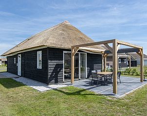 Villa 6B in Someren, De Peel, Noord Brabant met rieten dak en ruim terras voor ontspanning.