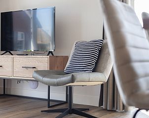 Stijlvolle zithoek met televisie in Villa 6B, vakantiehuis in Someren, Noord Brabant.