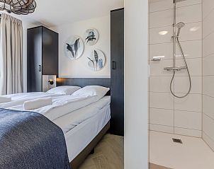 Moderne keuken in 10-persoonsbungalow 10EL, Someren, met uitzicht op de omgeving.