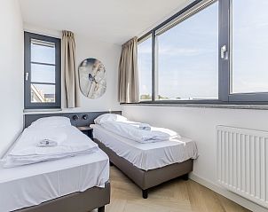 Overdekt terras in 10-persoonsbungalow 10EL, Someren, ideaal voor buiten dineren.