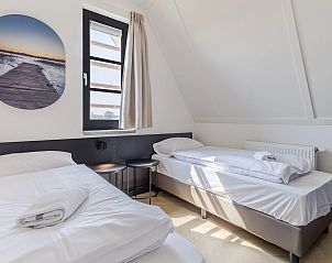 Slaapkamer met ensuite badkamer in 10-persoonsbungalow 10EL, Someren, De Peel.