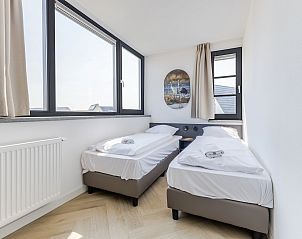 Moderne badkamer in 10-persoonsbungalow 10EL, Someren, met strakke afwerking.