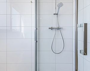 Slaapkamer met twee bedden in 10-persoonsbungalow 10EL, Someren, Noord Brabant.