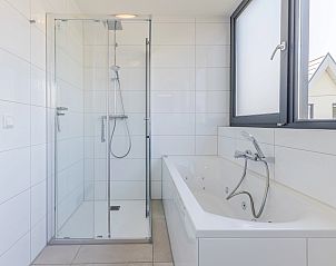 Luxe badkamer met douche en bad in 10-persoonsbungalow 10EL, Someren, De Peel.