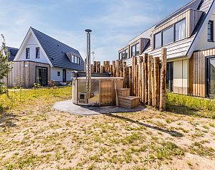 Ruime douche in 10-persoonsbungalow 10EL, Someren, Noord Brabant.