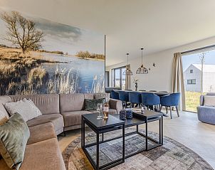 Slaapkamer met grote ramen in 10-persoonsbungalow 10EL, Someren, De Peel.