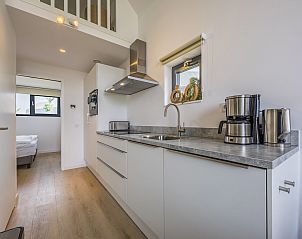 Moderne keuken van 4-persoonslodge 4B5 in Someren, De Peel, compleet uitgerust voor koken.