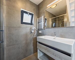 Stijlvolle badkamer in 4-persoonslodge 4B5, Someren, De Peel, met ruime wastafel en douche.