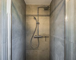 Inloopdouche in de badkamer van 4-persoonslodge 4B5, Someren, De Peel, met moderne afwerking.