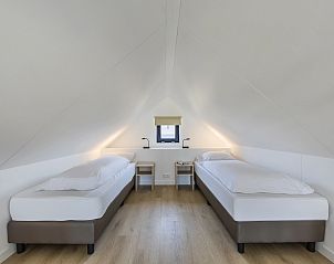 Zolderkamer met twee eenpersoonsbedden in 4-persoonslodge 4B5, Someren, De Peel.