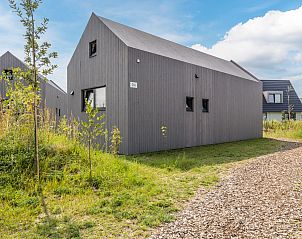 Buitenzijde van 4-persoonslodge 4B5 in Someren, De Peel, met natuurlijke omgeving.