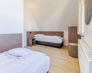 Eetgedeelte van 4-persoonsbungalow 4L2 in Someren, De Peel, Noord Brabant met stijlvolle stoelen en eigentijdse verlichting.