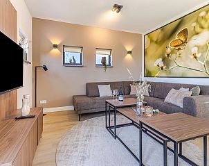 Tweede slaapkamer in 4-persoonsbungalow 4L2, Someren, De Peel, Noord Brabant met twee eenpersoonsbedden en minimalistisch design.