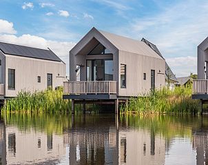 Gezellige woonkamer van 4-persoonslodge 4B3 in Someren met uitzicht op terras in De Peel, Noord Brabant.