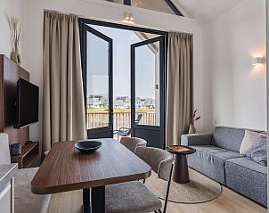 Comfortabele slaapkamer van 4-persoonslodge 4B3 in Someren met veel natuurlijk licht in De Peel, Noord Brabant.