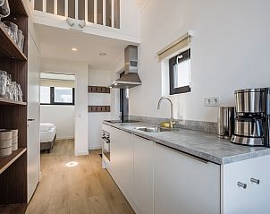 Moderne badkamer van 4-persoonslodge 4B3 in Someren met strakke afwerking in De Peel, Noord Brabant.