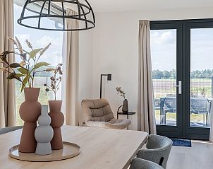 Eetkamer van 6-persoonsbungalow 6C in Someren, De Peel met uitzicht op het terras.