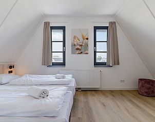 Slaapkamer met ensuite badkamer in 6-persoonsbungalow 6C, Someren, De Peel voor ultiem comfort.