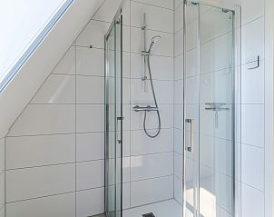 Hoofdslaapkamer van 6-persoonsbungalow 6C in Someren, De Peel met moderne badkamer.