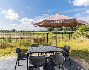 Moderne badkamer in 6-persoonsbungalow 6C, Someren, De Peel met ruime douche.