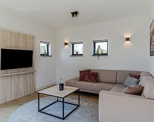 Voorzijde van 6-persoonsbungalow 6C in Someren, De Peel met ruime oprit en tuin.