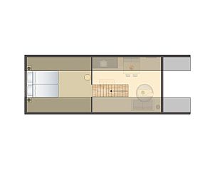 Gezellige woonkamer van 4-persoonslodge 4B2, Someren, met open keuken en trap.