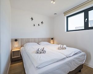 Slaapkamer met tweepersoonsbed in vakantiehuis 4-persoonslodge 4B2, Someren.