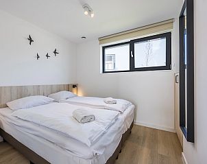 Terras van 4-persoonslodge 4B1 in Someren, De Peel, met uitzicht op het meer en comfortabele zitjes.