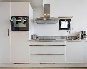 Moderne keuken in 4-persoonslodge 4B1, Someren, De Peel, met ruime werkbladen en apparatuur.