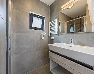 Slaapkamer met tweepersoonsbed in 4-persoonslodge 4B1, Someren, De Peel, Noord Brabant.