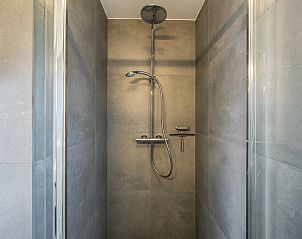 Stijlvolle badkamer in 4-persoonslodge 4B1, Someren, met moderne wastafel en spiegel.