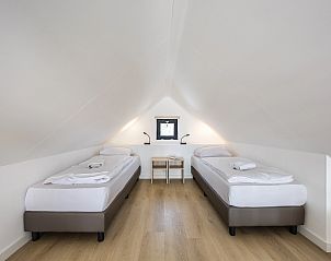 Ruime douche in 4-persoonslodge 4B1, Someren, De Peel, Noord Brabant, met moderne afwerking.