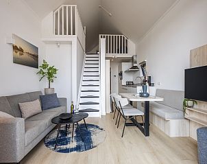 Bovenaanzicht plattegrond van 4-persoonslodge 4B1 in Someren, met zolder en slaapkamers.