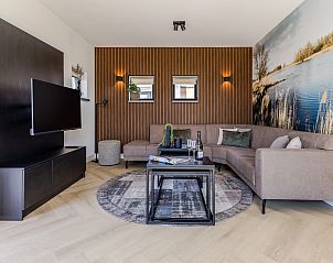 Ruime leefruimte in 6-persoonsbungalow 6EL2, Someren, De Peel, met veel natuurlijk licht en uitzicht.