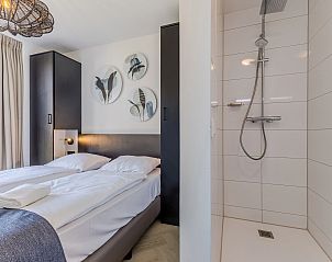 Uitzicht op het water vanuit 6-persoonsbungalow 6EL2 in Someren, De Peel, met ligstoelen.