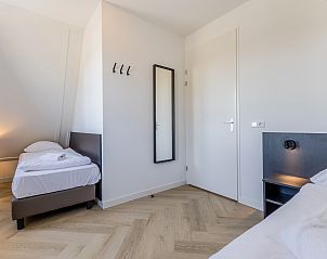 Slaapkamer met ensuite badkamer in 6-persoonsbungalow 6EL2, Someren, De Peel, voor optimaal comfort.