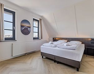 Ruime slaapkamer in 6-persoonsbungalow 6EL2, Someren, De Peel, met grote ramen en natuurlijk licht.