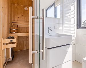 Luxe badkamer in 6-persoonsbungalow 6EL2, Someren, De Peel, met ligbad en moderne voorzieningen.