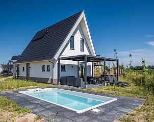 Gemtliche Sitzecke im 6-Bett-Bungalow 6ELZ in Someren mit Blick auf die Terrasse.