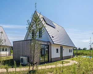 Stilvoll eingerichtetes Wohnzimmer im 6-Bett-Bungalow 6ELZ, Someren.