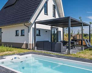 Heller Wohnraum im 6-Bett-Bungalow 6ELZ in Someren mit Zugang zum Garten.